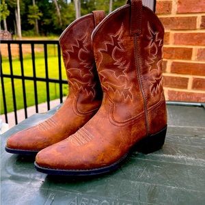 YOUTH SIZE 3 ARIAT BOOTS